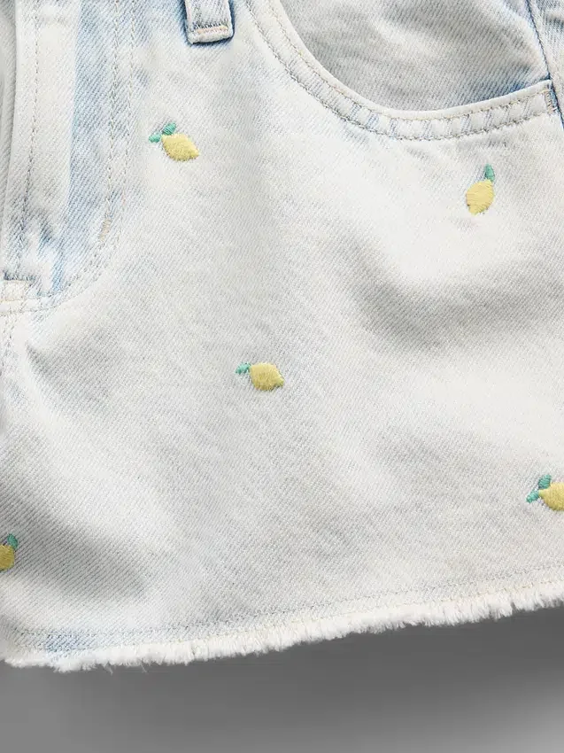 Dětské džínové šortky s nízkým pasem a výšivkou „Lemon“
