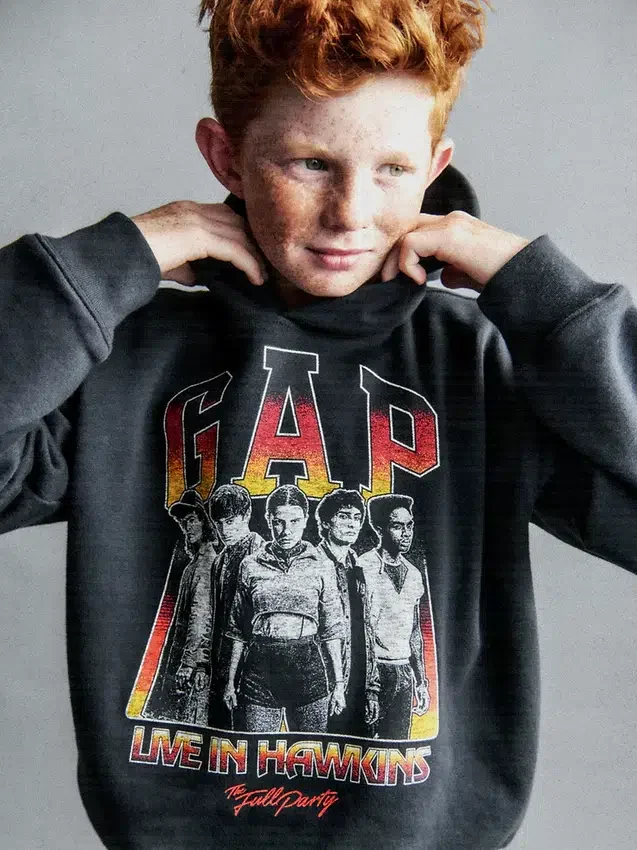 Dětská mikina s kapucí a potiskem Stranger Things z řady Vintagesoft