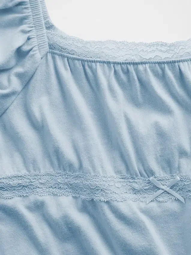 Dětská top s volánkovými rukávy a krajkovým lemem