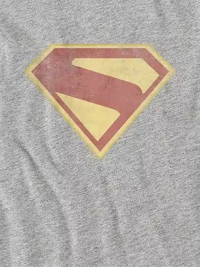 Dětské tričko Superman 2025 s logem a plnobarevným grafickým motivem v opotřebovaném stylu