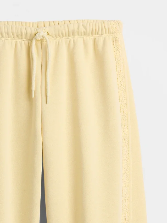 Dětské volné joggerové kalhoty Vintagesoft s krajkovým lemem