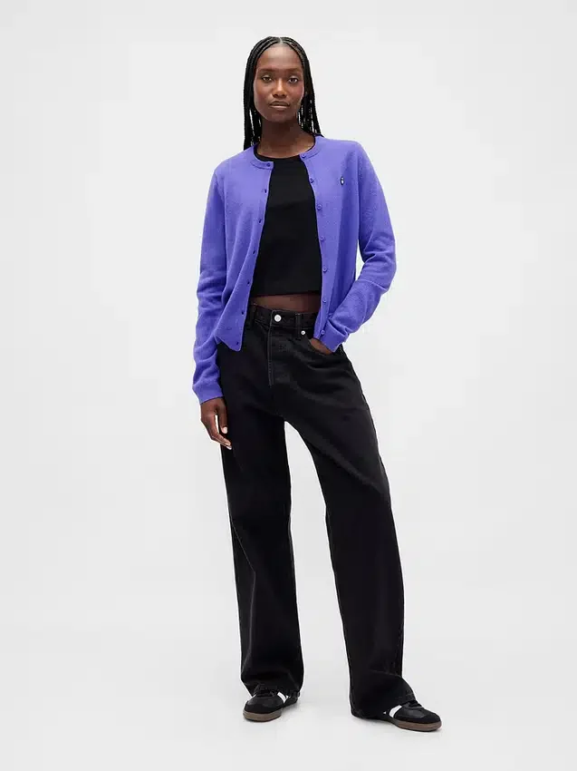 GAP × Disney: Tim Burton – Noční můra před Vánocemi – svetr CashSoft s lebkou