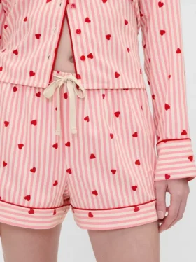 GAP × Summer Fridays Flanelové pyžamové šortky s motivem srdíček