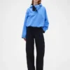 GAP × Victoria Beckham – kalhoty s vysokým pasem a plisovaným obloukem