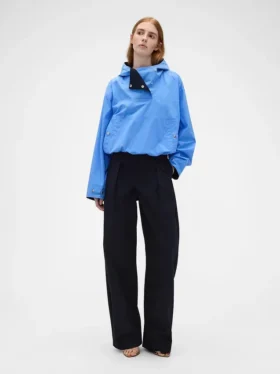 GAP × Victoria Beckham – kalhoty s vysokým pasem a plisovaným obloukem