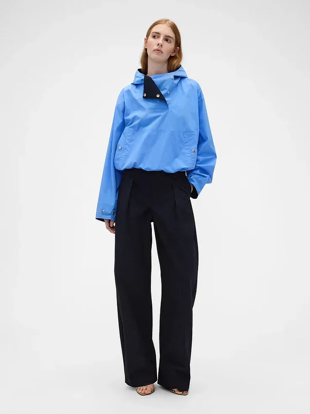 GAP × Victoria Beckham – kalhoty s vysokým pasem a plisovaným obloukem