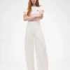 GAP × Victoria Beckham – kalhoty s vysokým pasem a plisovaným obloukem