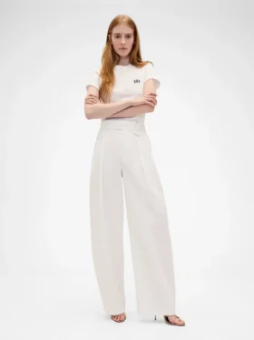 GAP × Victoria Beckham – kalhoty s vysokým pasem a plisovaným obloukem