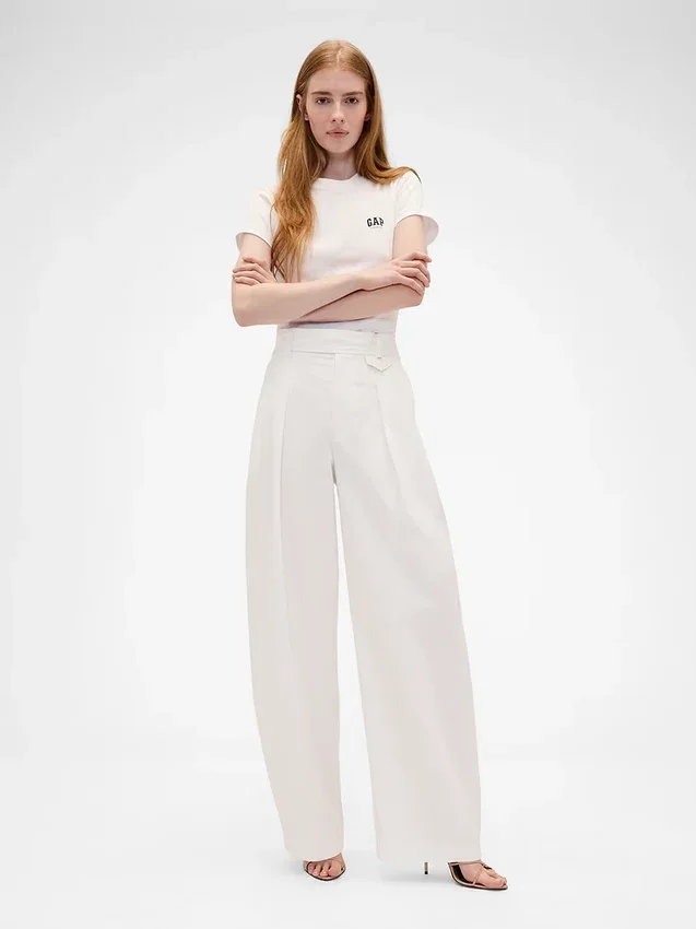 GAP × Victoria Beckham – kalhoty s vysokým pasem a plisovaným obloukem