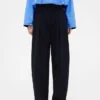GAP × Victoria Beckham – kalhoty s vysokým pasem a plisovaným obloukem