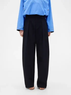 GAP × Victoria Beckham – kalhoty s vysokým pasem a plisovaným obloukem