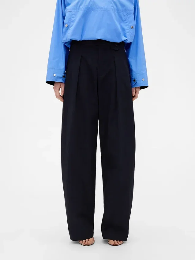 GAP × Victoria Beckham – kalhoty s vysokým pasem a plisovaným obloukem