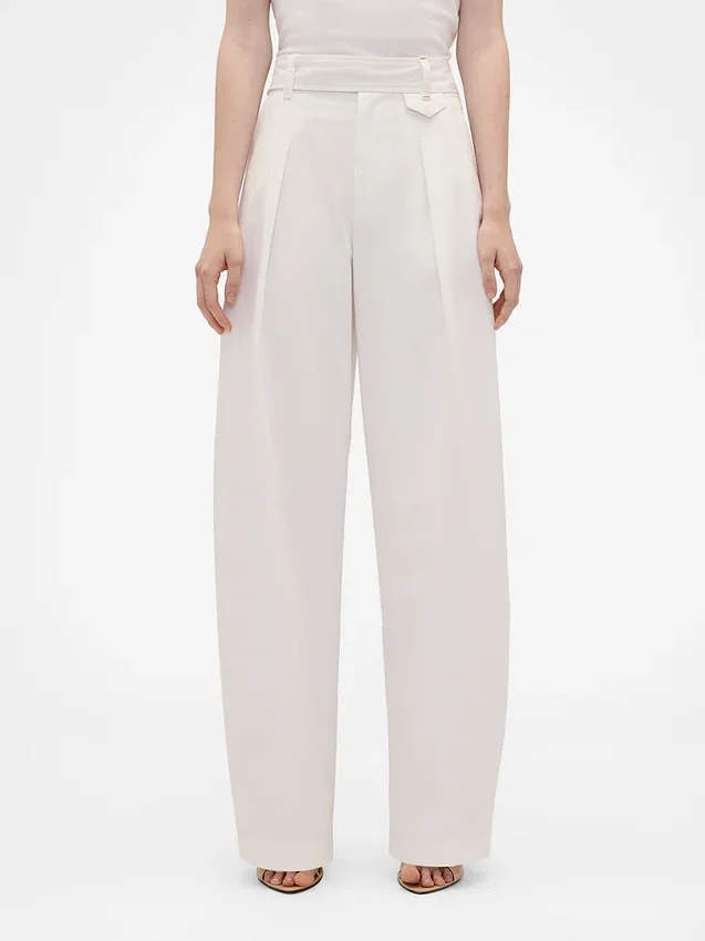 GAP × Victoria Beckham – kalhoty s vysokým pasem a plisovaným obloukem