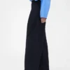 GAP × Victoria Beckham – kalhoty s vysokým pasem a plisovaným obloukem