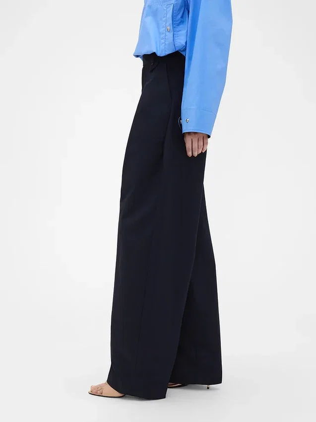 GAP × Victoria Beckham – kalhoty s vysokým pasem a plisovaným obloukem