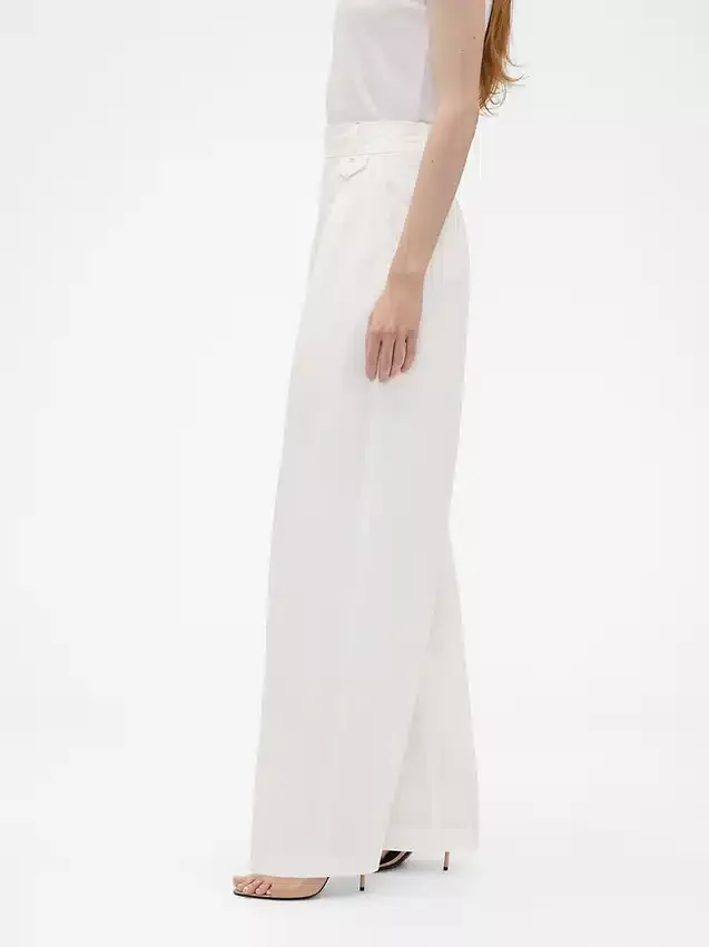 GAP × Victoria Beckham – kalhoty s vysokým pasem a plisovaným obloukem