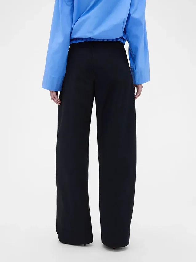 GAP × Victoria Beckham – kalhoty s vysokým pasem a plisovaným obloukem