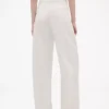 GAP × Victoria Beckham – kalhoty s vysokým pasem a plisovaným obloukem