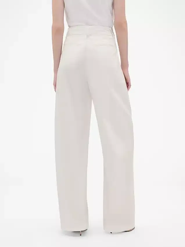 GAP × Victoria Beckham – kalhoty s vysokým pasem a plisovaným obloukem