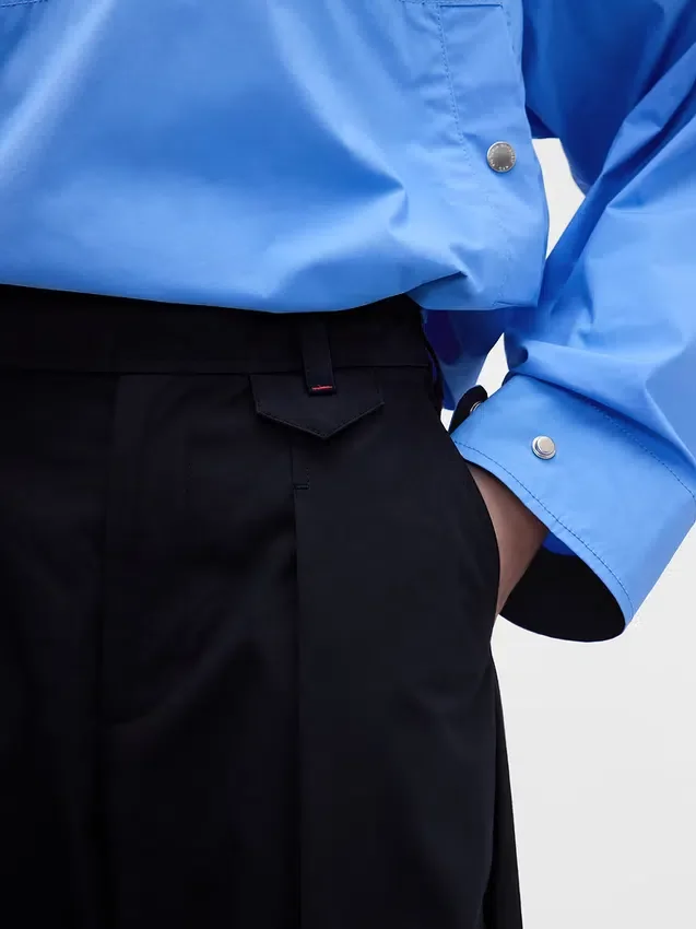 GAP × Victoria Beckham – kalhoty s vysokým pasem a plisovaným obloukem