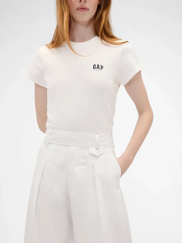 GAP × Victoria Beckham – kalhoty s vysokým pasem a plisovaným obloukem