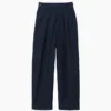 GAP × Victoria Beckham – kalhoty s vysokým pasem a plisovaným obloukem