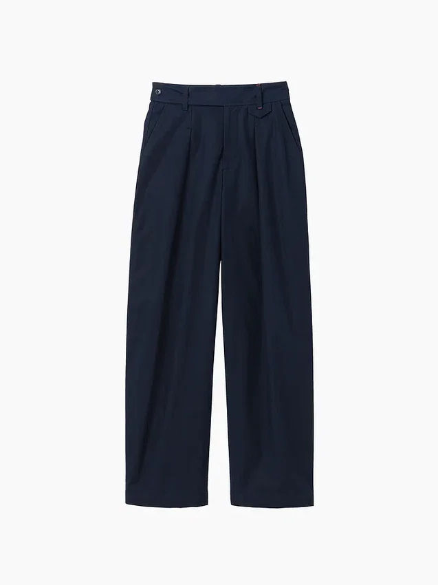 GAP × Victoria Beckham – kalhoty s vysokým pasem a plisovaným obloukem