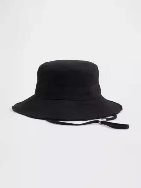 Klobouk s roztřepeným okrajem