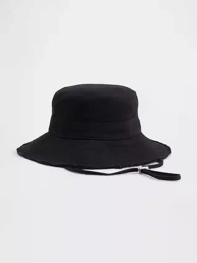 Klobouk s roztřepeným okrajem