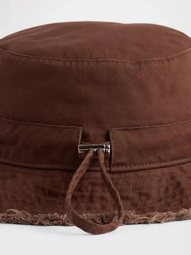 Klobouk s roztřepeným okrajem