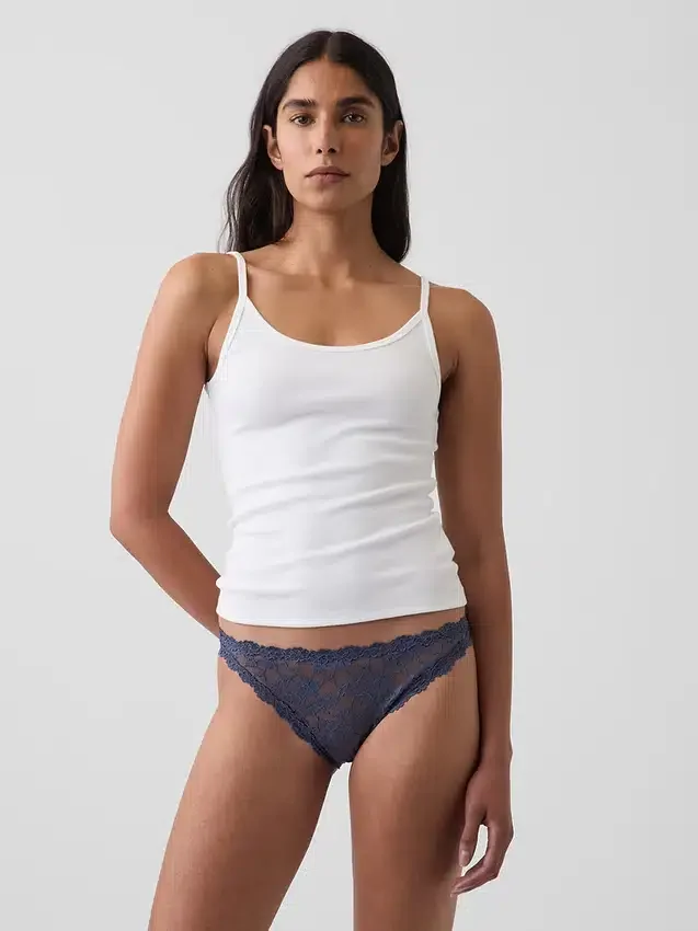 Krajkové bikiny typu „cheeky“