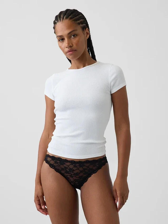 Krajkové bikiny typu „cheeky“