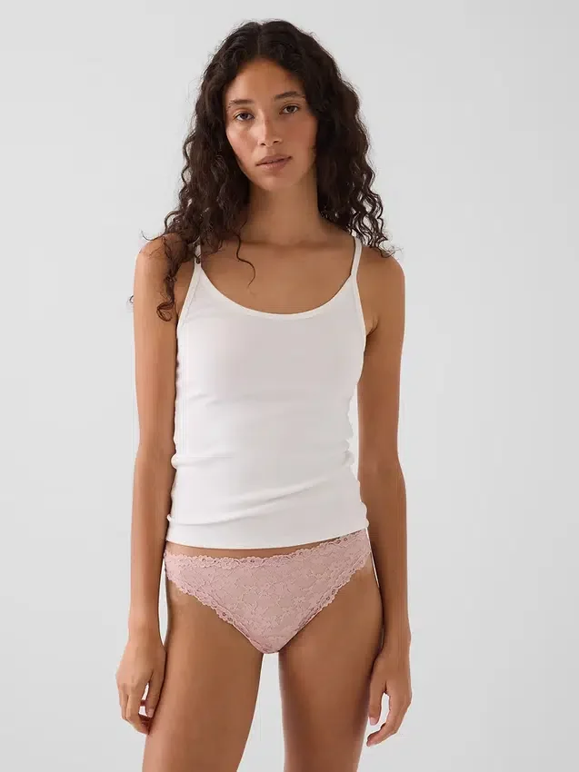 Krajkové bikiny typu „cheeky“
