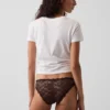 Krajkové bikiny typu „cheeky“