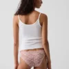 Krajkové bikiny typu „cheeky“