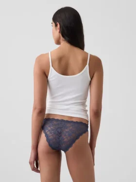 Krajkové bikiny typu „cheeky“