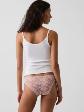 Krajkové bikiny typu „cheeky“