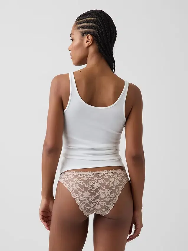 Krajkové bikiny typu „cheeky“