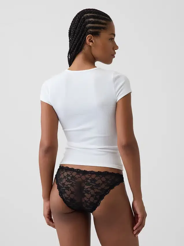 Krajkové bikiny typu „cheeky“
