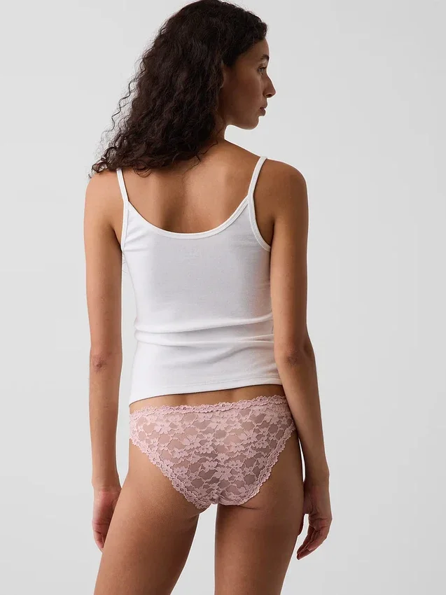 Krajkové bikiny typu „cheeky“