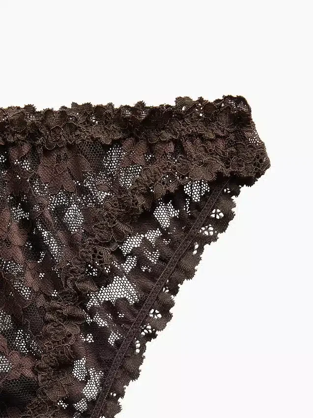Krajkové bikiny typu „cheeky“