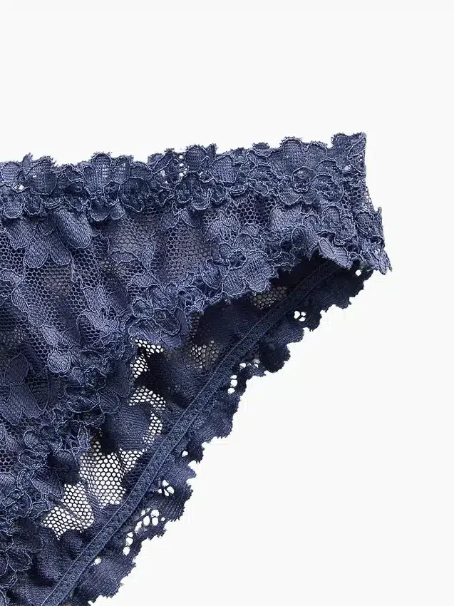 Krajkové bikiny typu „cheeky“