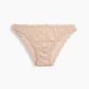 Krajkové bikiny typu „cheeky“