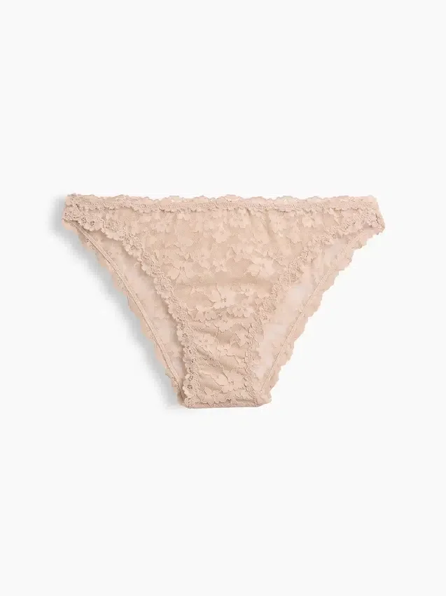 Krajkové bikiny typu „cheeky“