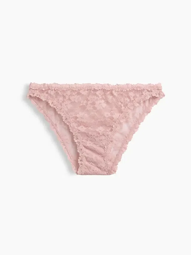 Krajkové bikiny typu „cheeky“