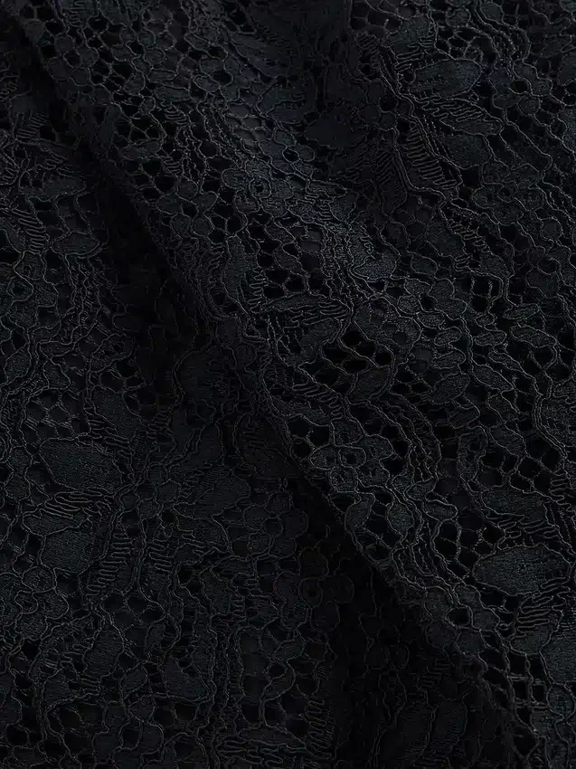 Krátký top s krajkovým výstřihem do lodičky