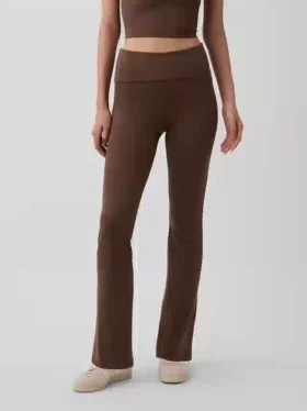 Legíny GapFit Smooth s přeházeným pasem a mírně rozšiřujícími se nohavicemi