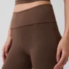 Legíny GapFit Smooth s přeházeným pasem a mírně rozšiřujícími se nohavicemi