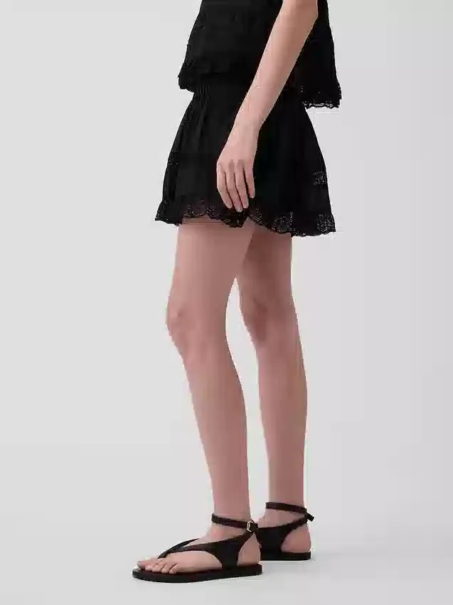 Mini sukně s prošíváním a krajkovým lemem