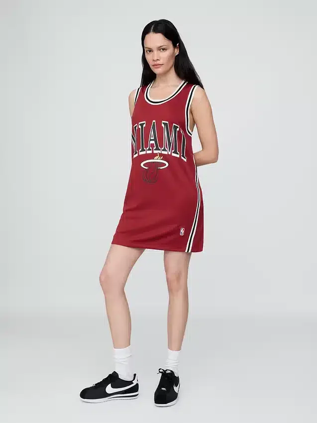 Minišaty z recyklovaného dresu NBA Miami Heat